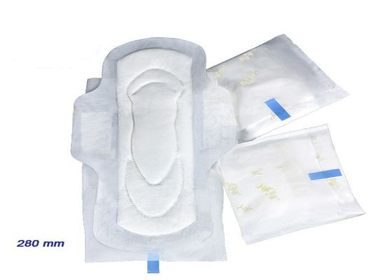 Il PE bianco Backsheet ha traversato i cuscinetti volando sanitari ipoallergenici per emorragia pesante