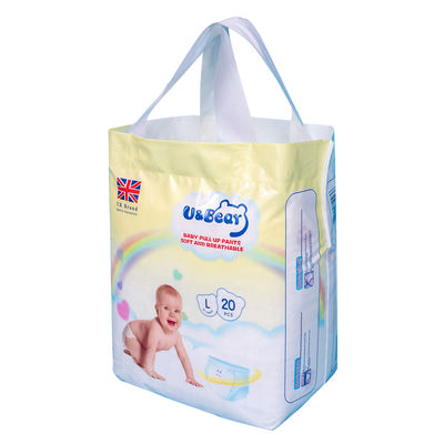 La polpa regolabile della lanugine tira sui pantaloni del pannolino del bambino
